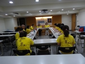 福田讀書會第三組組長羅妙琴副督導長帶領導讀工作報告。