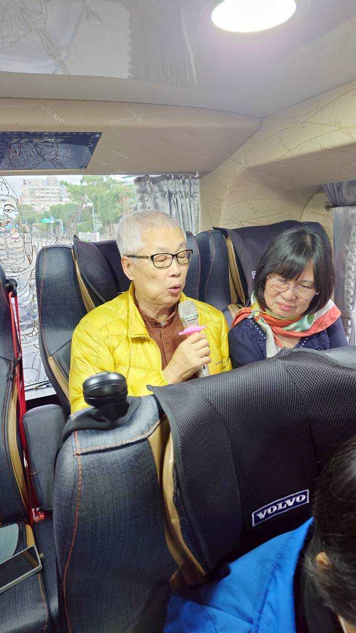 LINE_ALBUM_11538（日） 遊覽車上會長主持讀書會_260309_6