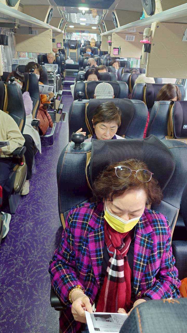 LINE_ALBUM_11538（日） 遊覽車上會長主持讀書會_260309_8 - 複製