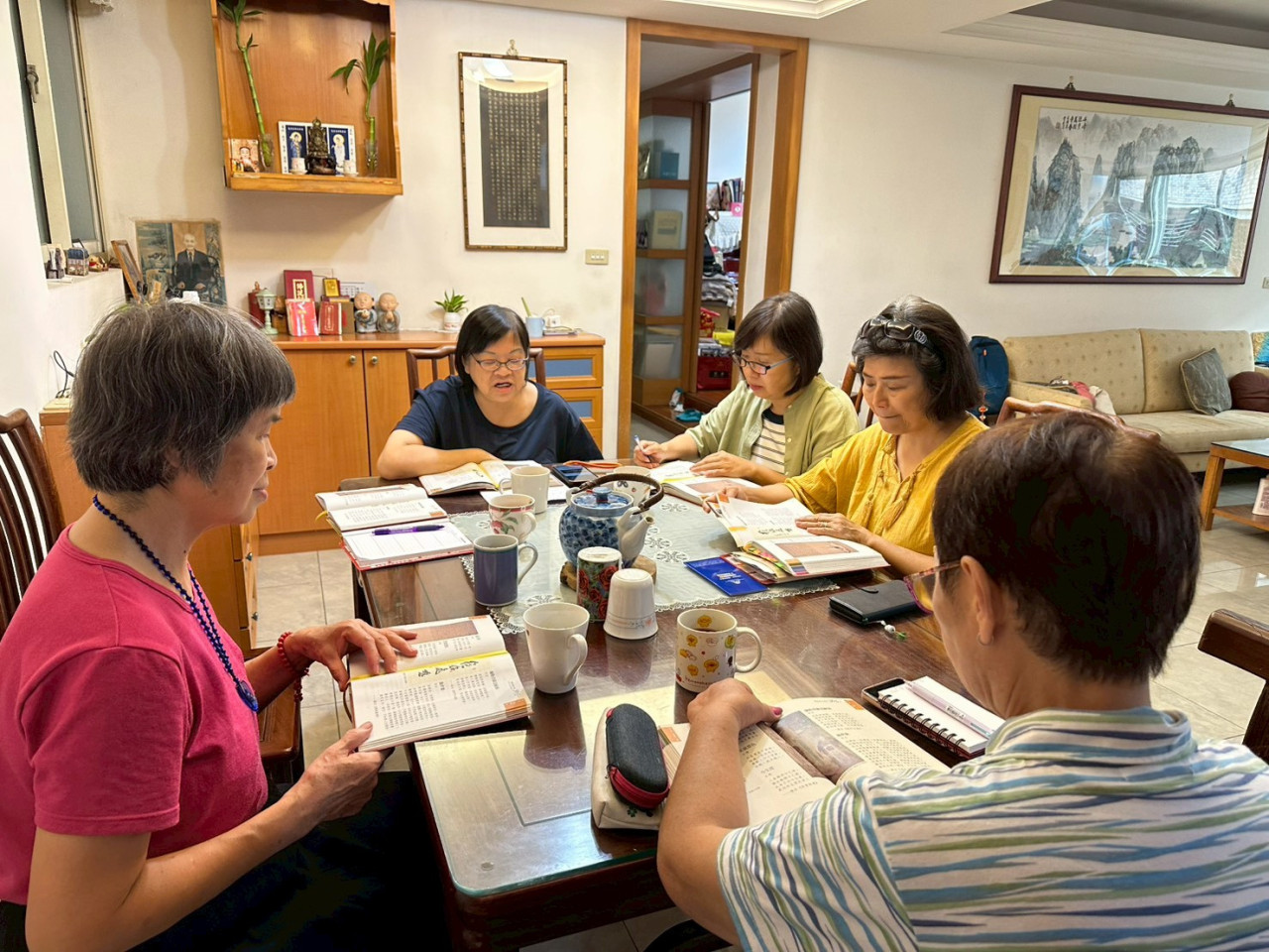 LINE_ALBUM_20251009讀書會-弘梅導讀_251010_13